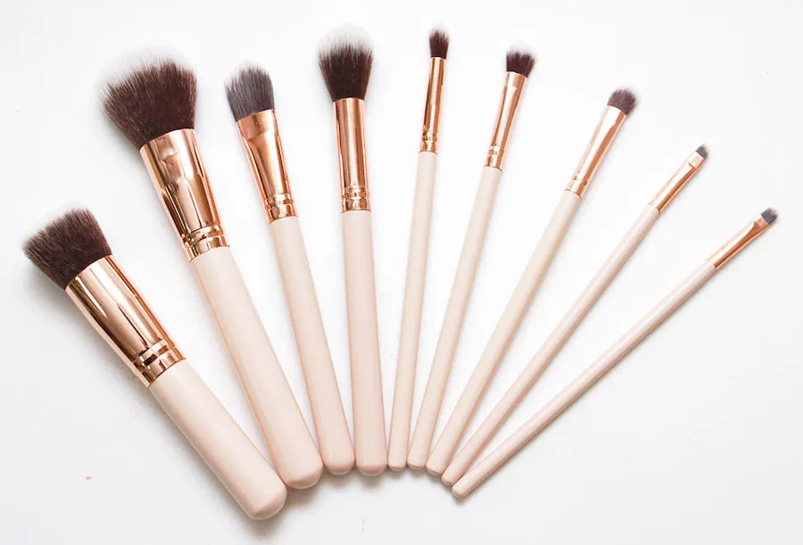 Набор кистей с косметичкой - 8 кистей (малиновая)